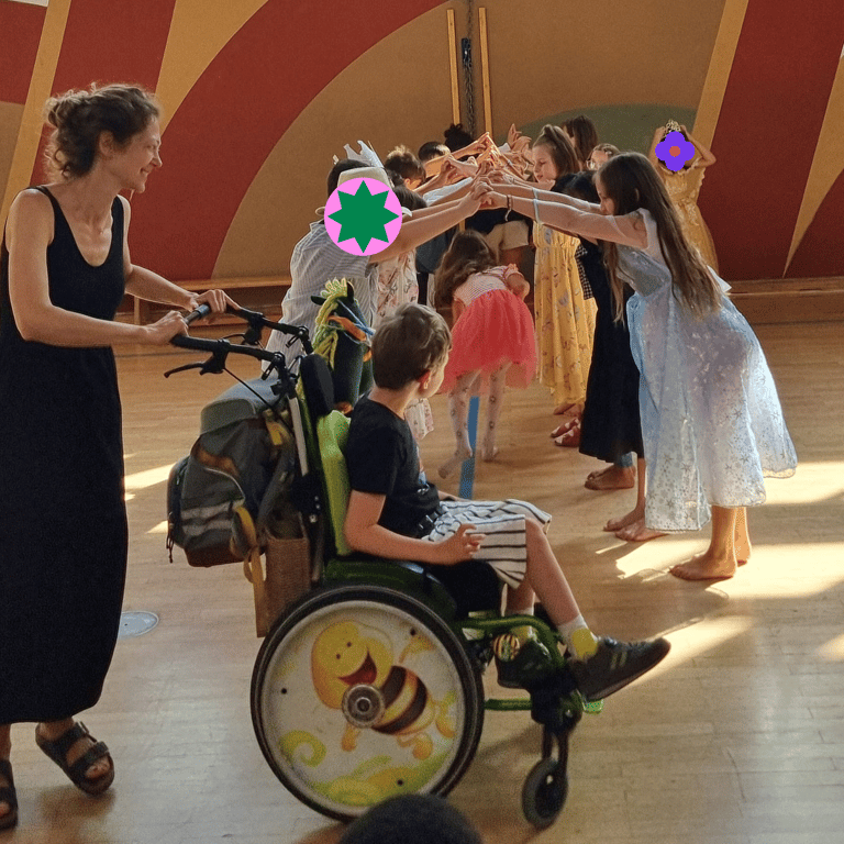 Schulklasse bei der Aufführung eines Theaterstücks.