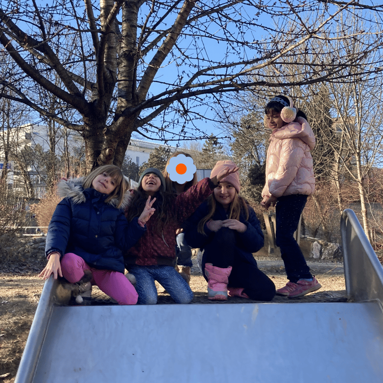 Gruppe von Schulkindern auf einer Rutsche