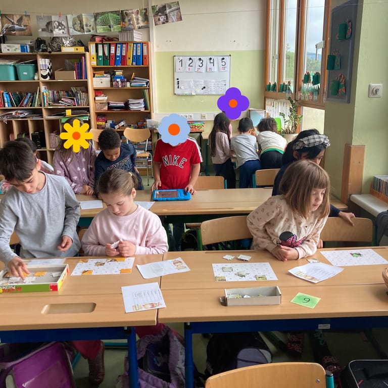 Kinder machen ein Lesepuzzle auf ihren Tischen.