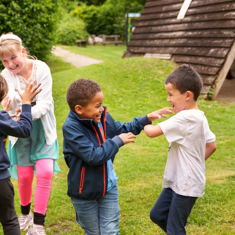 Kinder raufen im Schulhof.