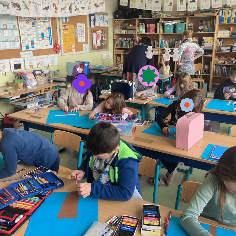 2. Klasse beim Zeichenunterricht