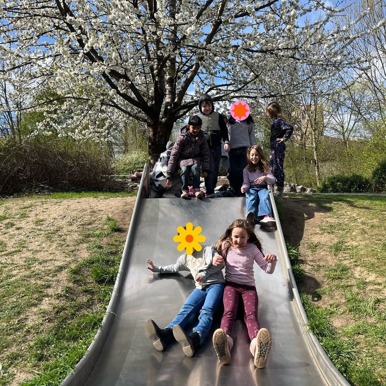 Kinder rutschen gemeinsam.