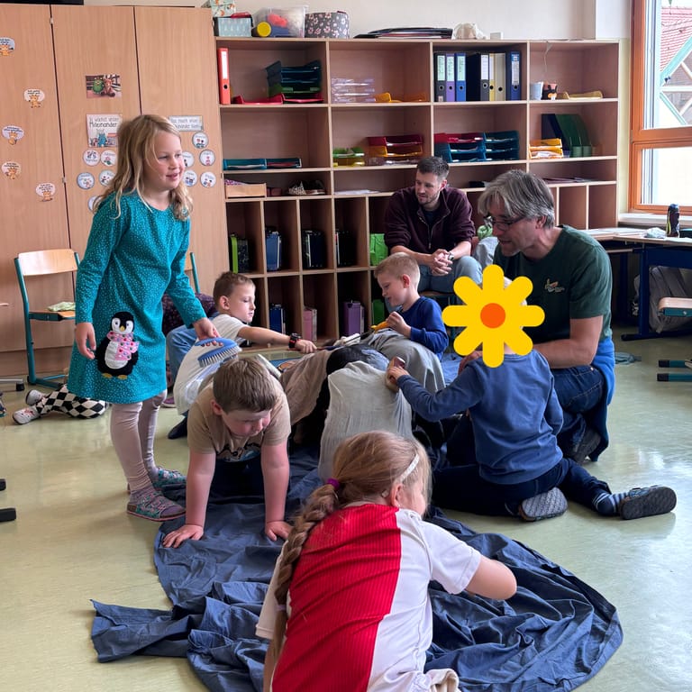 Kinder spielen Theater.