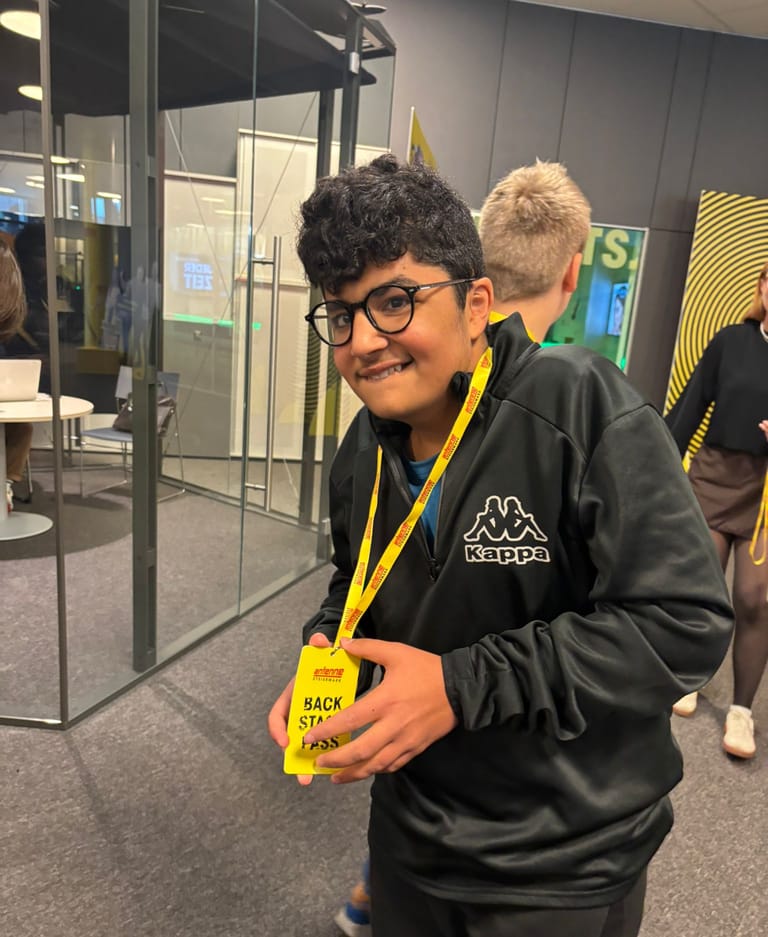 Kind zeigt stolz seinen Backstage-Pass vom Radiostudio her